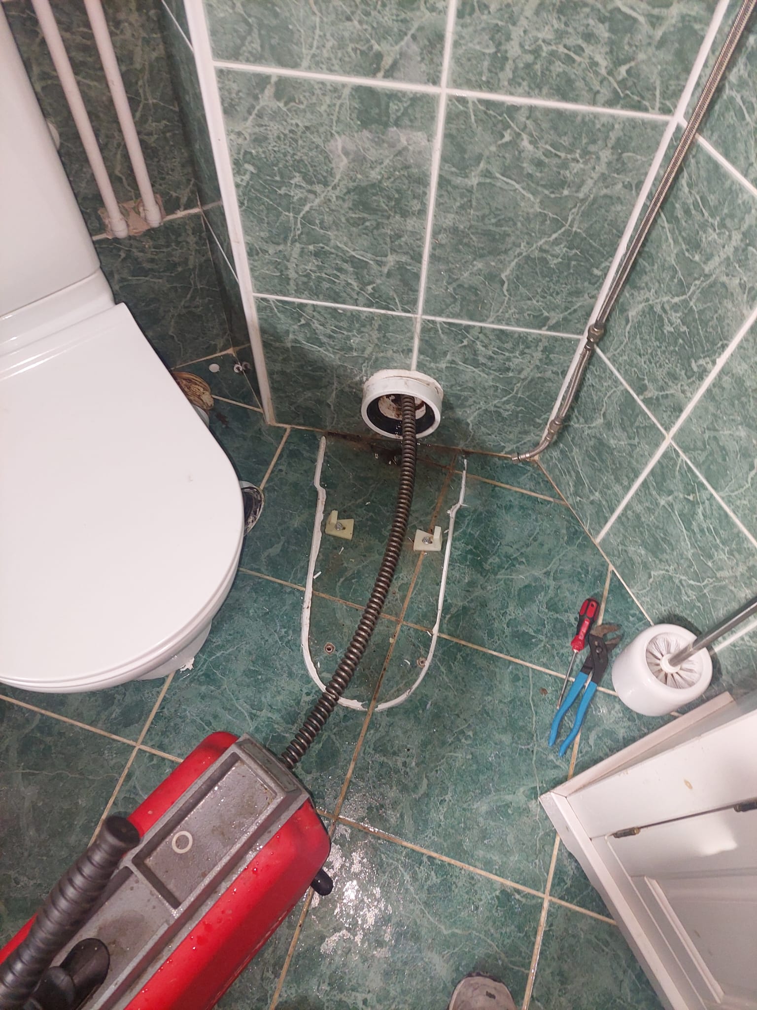 Odštopavanje WC školjke i vertikale